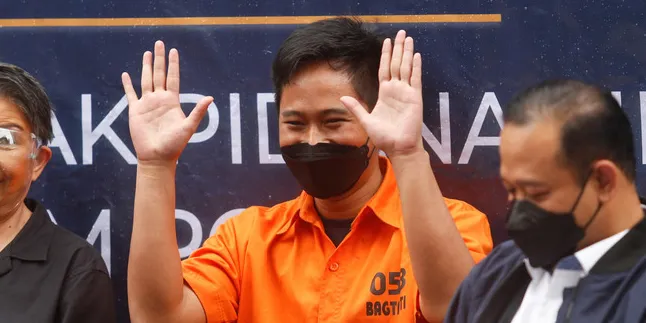 Still Smiling Despite Wearing Orange Clothes, Doni Salmanan Apologizes to the Indonesian People