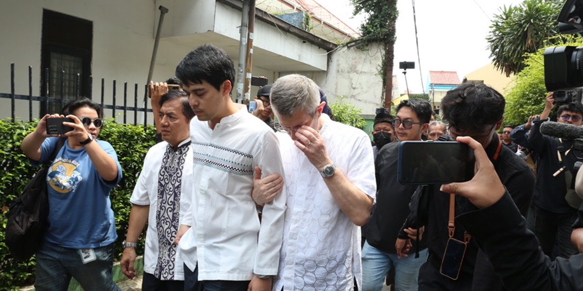 Maxime Bouttier Participates in Lifting the Coffin of His Mother, Luna Maya Looks Beautiful Wearing Mukena