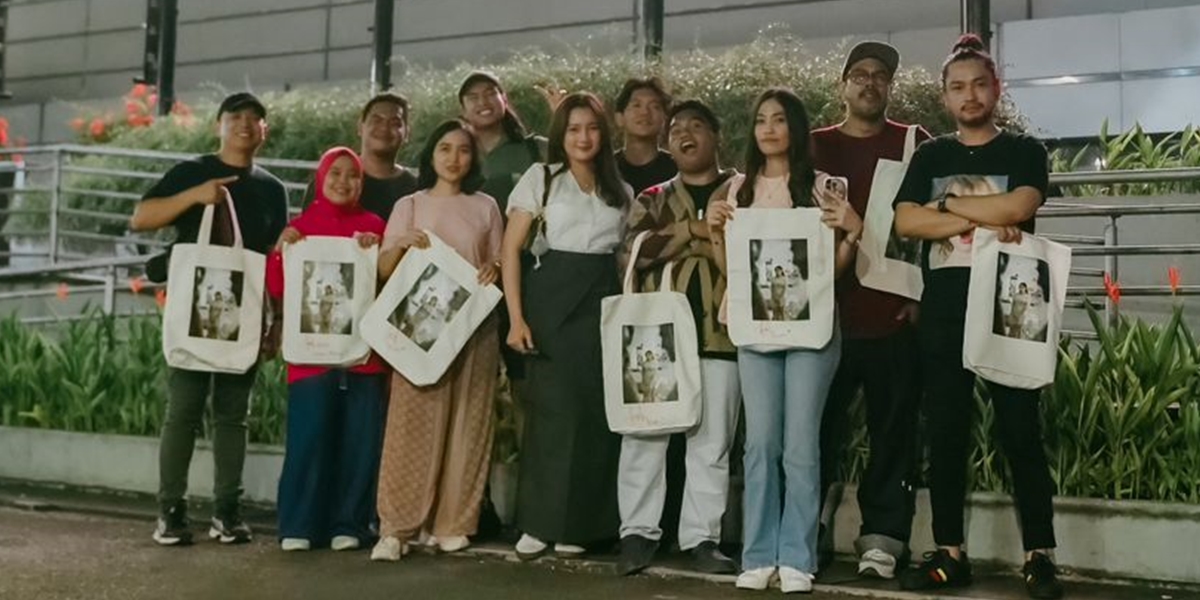 Meiska and Her Fans Create Exciting Documentation in Front of a Giant Billboard in Jakarta