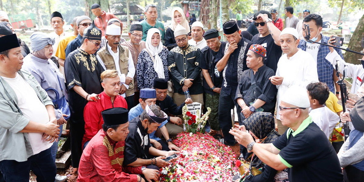 The late Taufik Lala is Buried, Accompanied by Family's Sobs