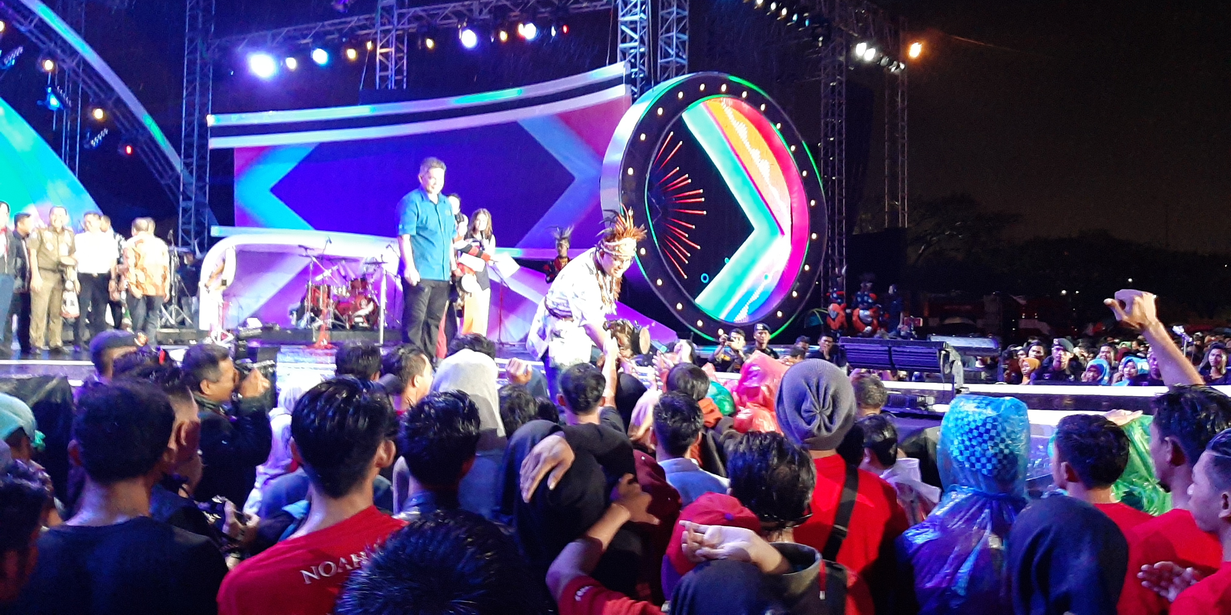 Despite being rained on, Anies Baswedan still greets the people of Jakarta in welcoming the New Year 2020