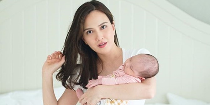 Even #StayAtHome, Shandy Aulia Still Wears Make-Up Before Breastfeeding Baby Claire