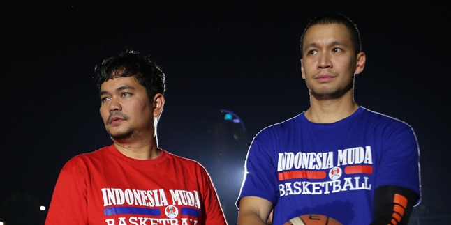 Despite Not Understanding, This is the Excitement of Indra Bekti and Samuel Rizal Playing Basketball with Orphans