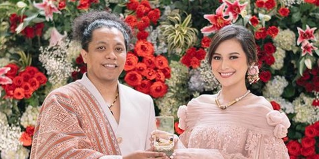 Despite not approving, the mother never forbids her family from attending the beautiful wedding of Indah Permatasari and Arie Kriting