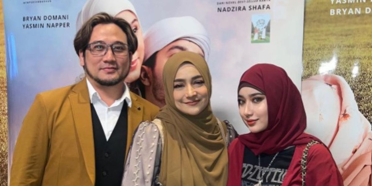 Moments of Cindy Fatika Sari and Tengku Firmansyah at the Premiere of the Film 172 Days, Accompanied by Tengku Anataya