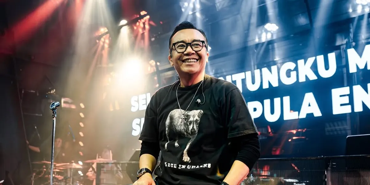 Ari Lasso's Touching Moment at Dewa 19 Concert, Dedicated 'Kirana' to the Late Erwin Prasetya