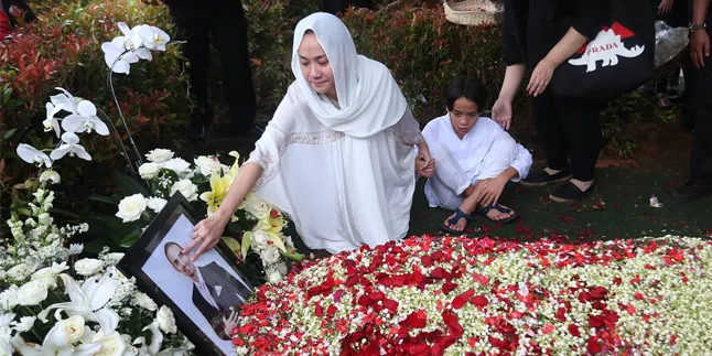 Bunga Citra Lestari Strengthens Noah's Emotional Moment When Visiting Ashraf Sinclair's Grave