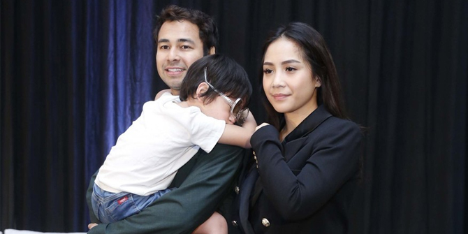 Nagita Slavina Cries Because of Losing Fetus, Here's Rafathar's Reaction that Makes You Want to Hug