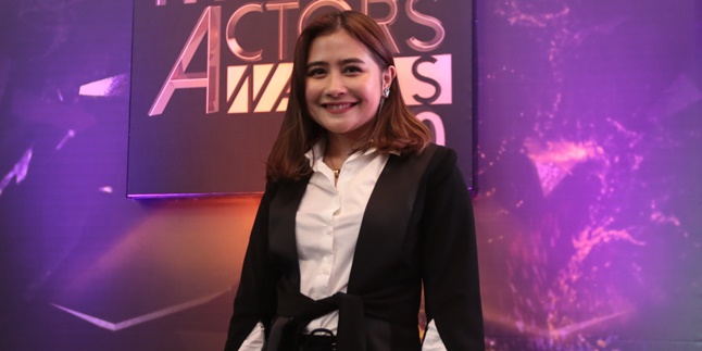 Riding a Pedicab and Posing Fierce, Prilly Latuconsina's Sitting Position Criticized by Netizens