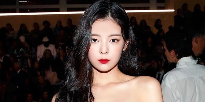 Netizens Choose Lia ITZY as the Female K-Pop Idol with the Most Perfect Shoulder Line