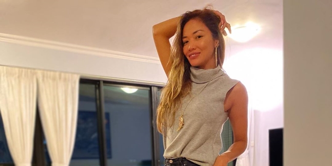 Not Inferior to Shandy Aulia, Shanty Cooks at Home While Wearing High Heels