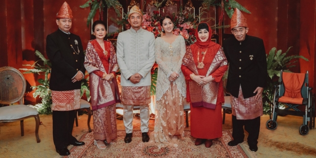 Niken Anjani - Adimaz Pramono Holds a Wedding with Palembang Traditional Touch