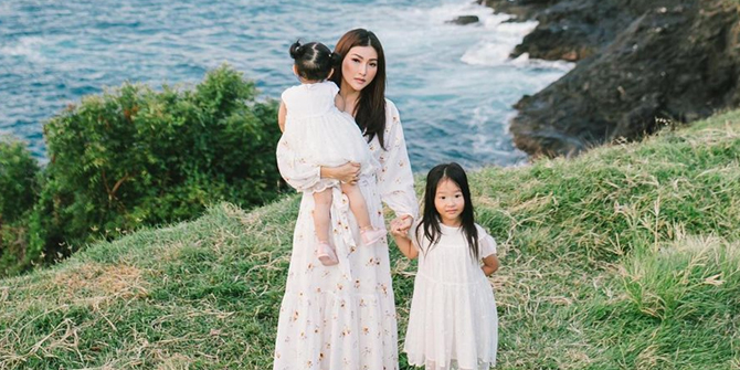 Enjoy an Exotic Vacation in Bali, Sarwendah Uploads a Photo Sunbathing with Her Child