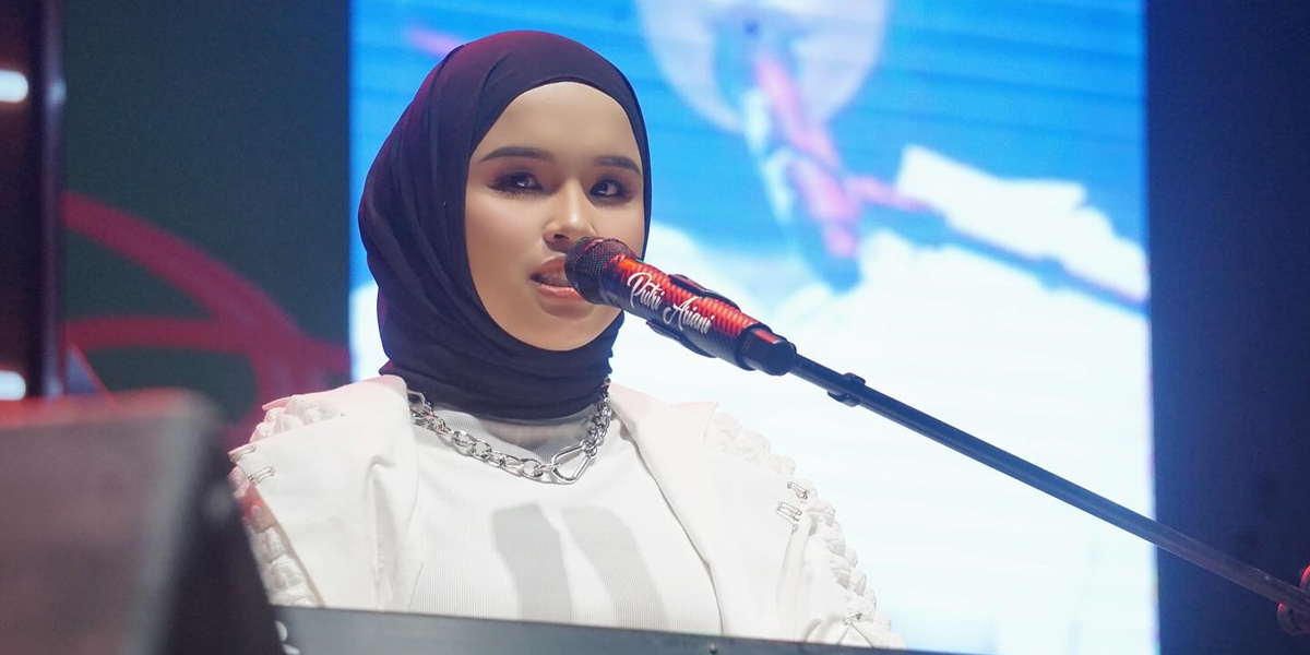 Watch Putri Ariani Perform While Hunting for Hajj and Umrah Promotions at BSI International Expo 2024, Let's Go!