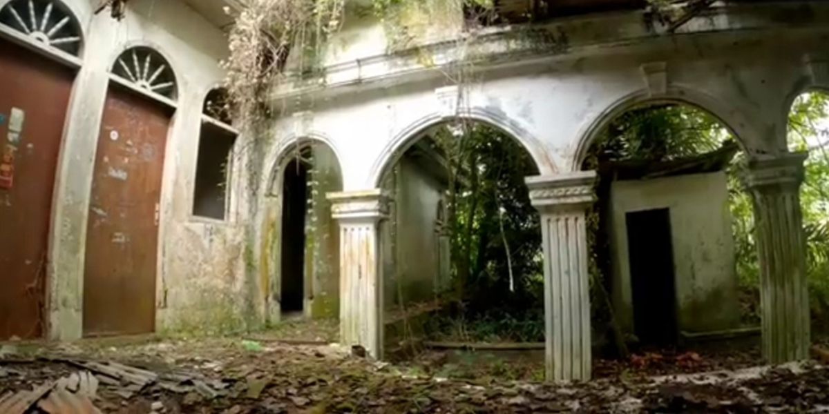 Eerie Atmosphere of Abandoned Senior Artist's House for 30 Years, with a Flood Victim's Grave in the Yard