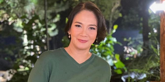 Showing Off Beautiful OOTD Photos, Dian Nitami, Star of 'BUKU HARIAN SEORANG ISTRI', Writes Inspirational Caption About Surrender and Gratitude