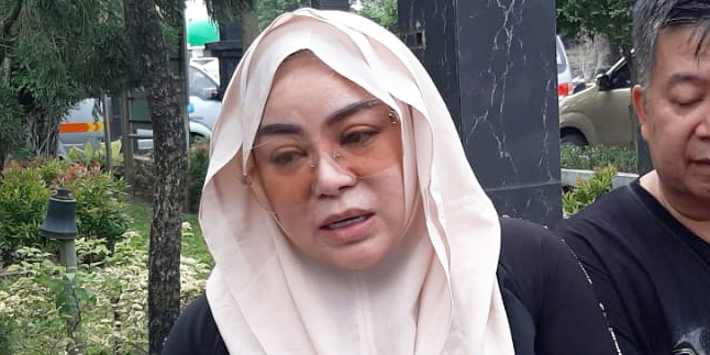 Funeral of Annisa Bahar's Mother Still Held Despite Grave Filled with Water and Mud