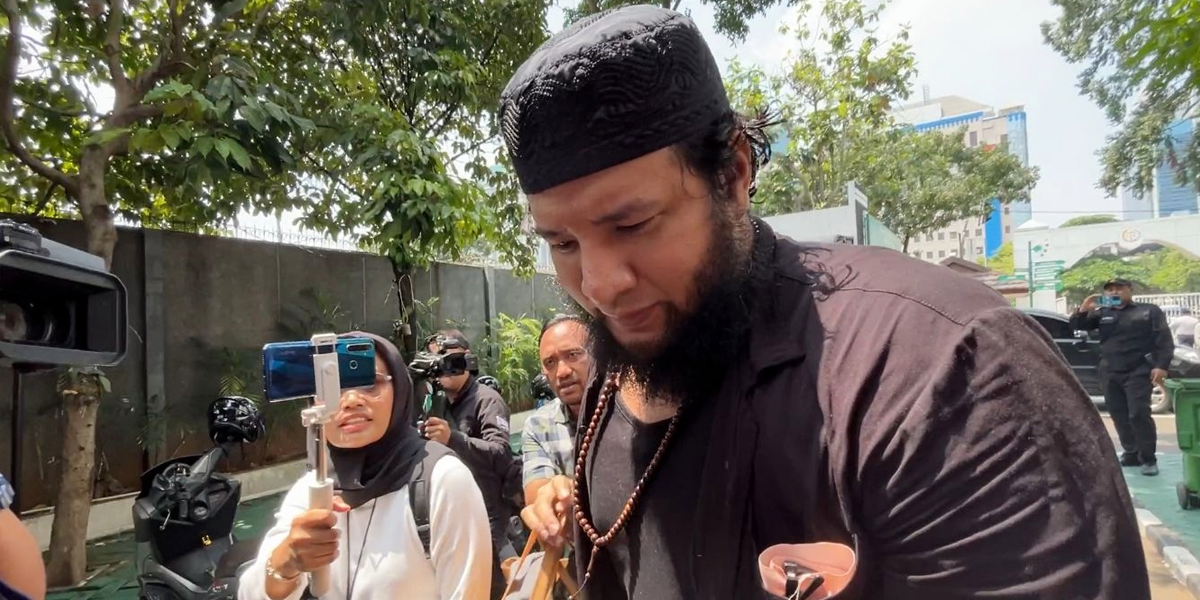 Ammar Zoni's Appearance Becomes the Spotlight, Aditya Zoni Reveals His Brother Busy Reading the Qur'an and Praying While Detained