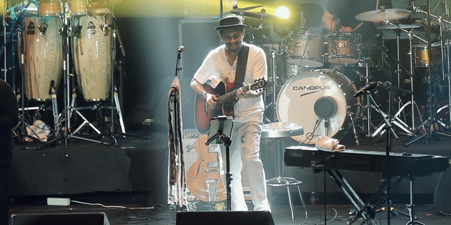 Confession of a Friend, Visited by Glenn Fredly Wearing All White Clothes in a Dream