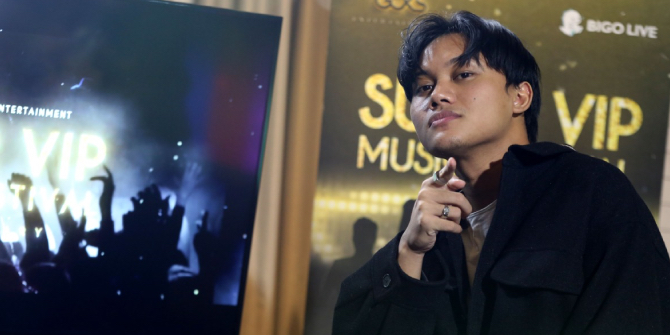 First Time, Rizky Febian Performs 'Salah' Live