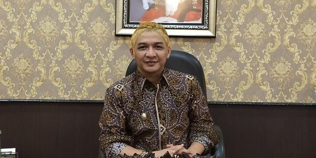 Bloated Stomach Becomes One of the Main Reasons Why Pasha Ungu Dyes His Hair Blonde