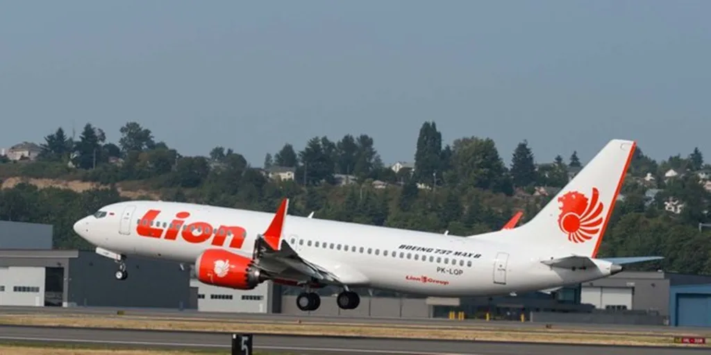 Pesawat Lion Air Bengkulu - Jakarta Tabrak Tiang Lampu Bandara