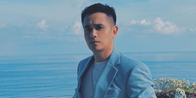 The Handsome Charm of Ajun Perwira in BTS 'NALURI HATI', Wearing All Blue Outfit Show Fresh Aura Like the Wind on the Beach!