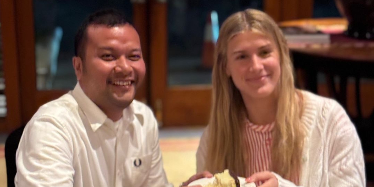 Tennis player Eugenie Bouchard received a cake surprise after her match against Luna Maya