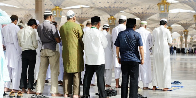 The Position of Congregational Prayer Between the Imam and the Congregation, Men and Women, Along with the Explanation