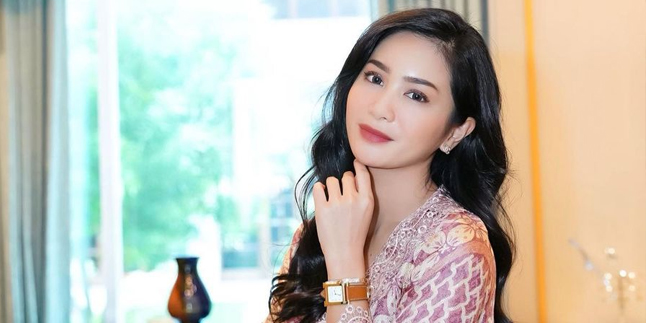 Posting Selfie Photo with Flowing Hair and Tan Skin, Bunga Zainal Looks Naturally Beautiful