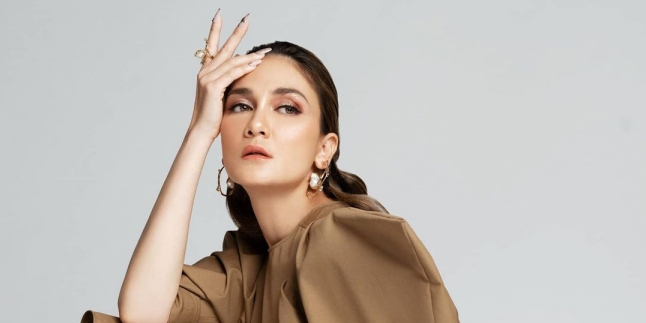 'Close Friend' Posting Leaked, Luna Maya Caught Wearing a Ring on Her Ring Finger and Mentioning a Big Day!