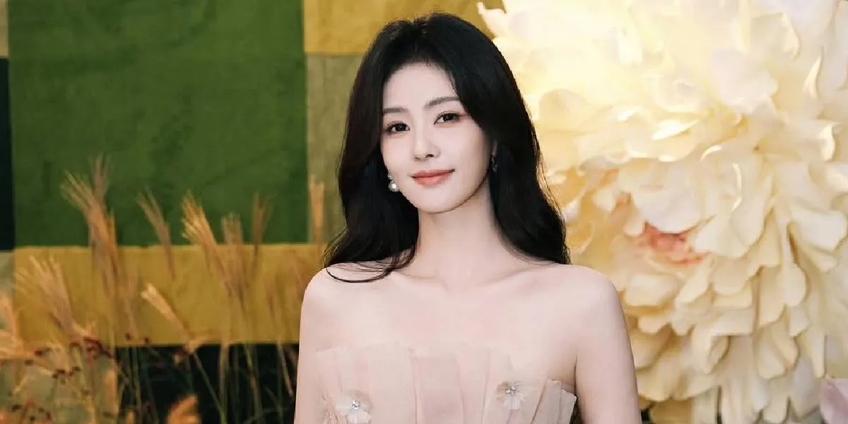 Beautiful Portrait of Bai Lu Winning the Actress of the Year Award at the Weibo Horizon Conference 2025