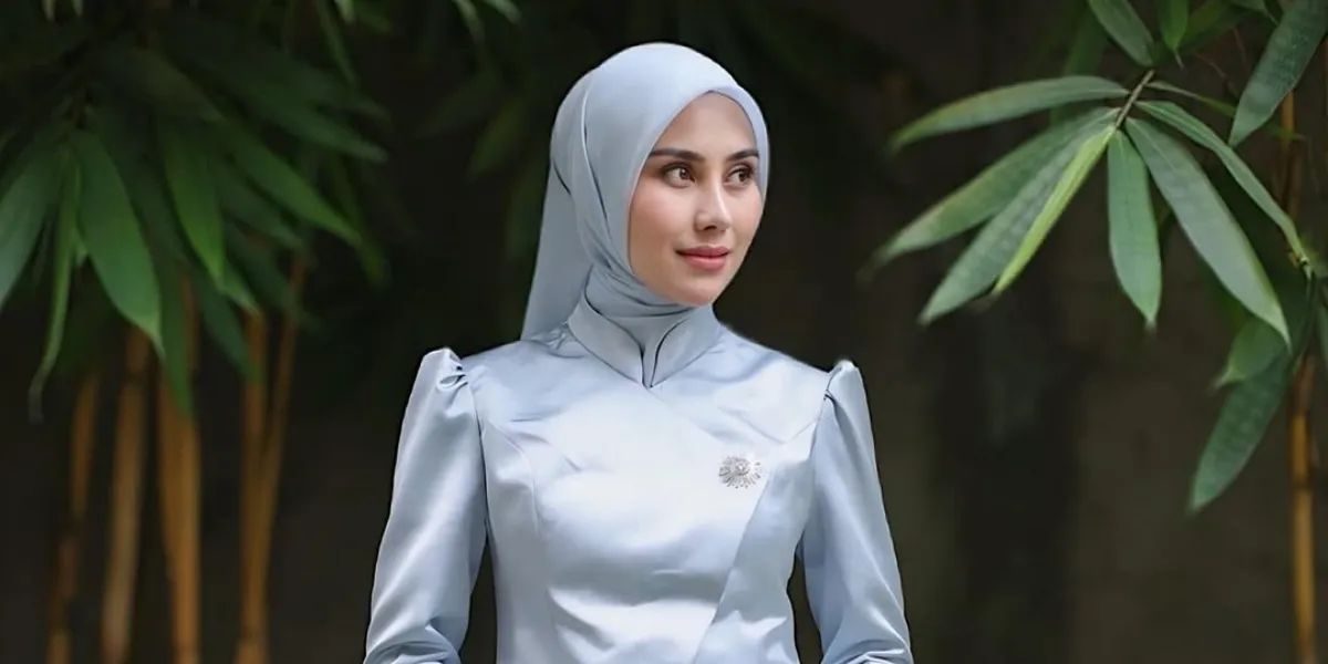 Beautiful Portrait of Syahnaz Sadiqah Wearing Batik, Radiates the Charm of a Politician's Wife