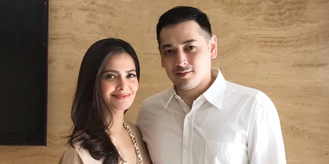 Portrait of Cut Tari Celebrating First Eid with Richard Kevin, Close with Stepchildren