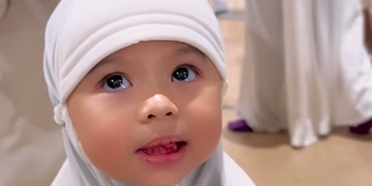 Adorable Portrait of Ameena Praying in Front of the Ka'bah, Still Young but Already Learning Worship Directly in the Holy Land