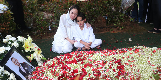 Portrait of Bunga Citra Lestari and Noah Holding Hands Above Ashraf Sinclair's Grave