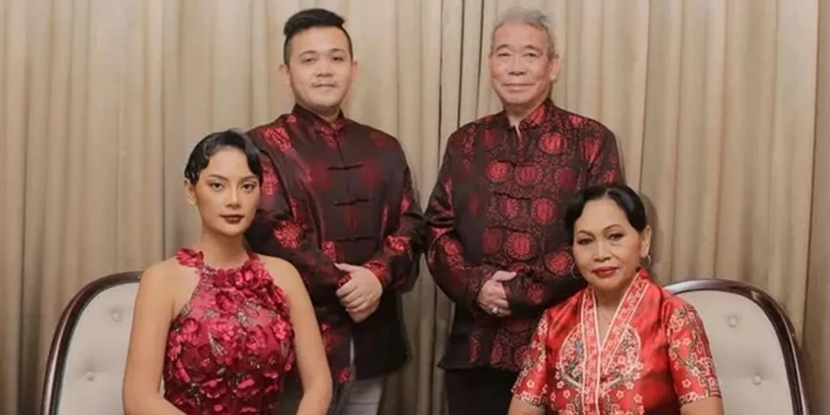 6 Photos of Erika Carlina with Her Parents, Always Being the Support System