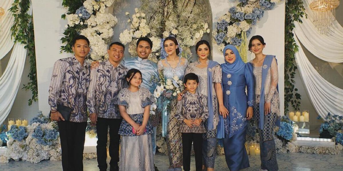 Portrait of The Hermansyah's Extended Family at Thariq Halilintar and Aaliyah's Engagement, Sarah Menzel's Figure, Azriel Hermansyah's Girlfriend, Becomes the Center of Attention