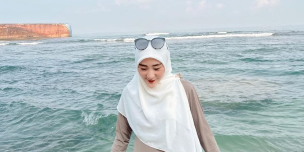 Portrait of Larissa Chou Going to the Beach Still Wearing Syar'i Gamis, Netizens: Not Like a Hidden Smile!