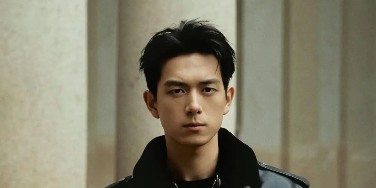 Portrait of Li Xian Arriving in Jakarta, Warmly Greeting Fans Who Swarmed at the Airport