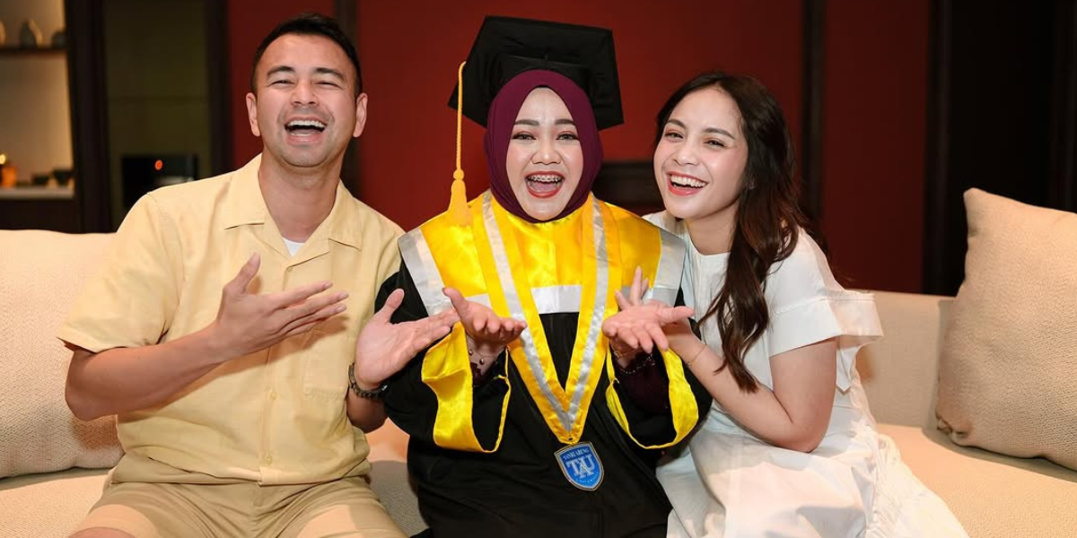 Portrait of Mbak Lala's Graduation, Her Gratitude Takes Her to Bali with Her Graduation Gown