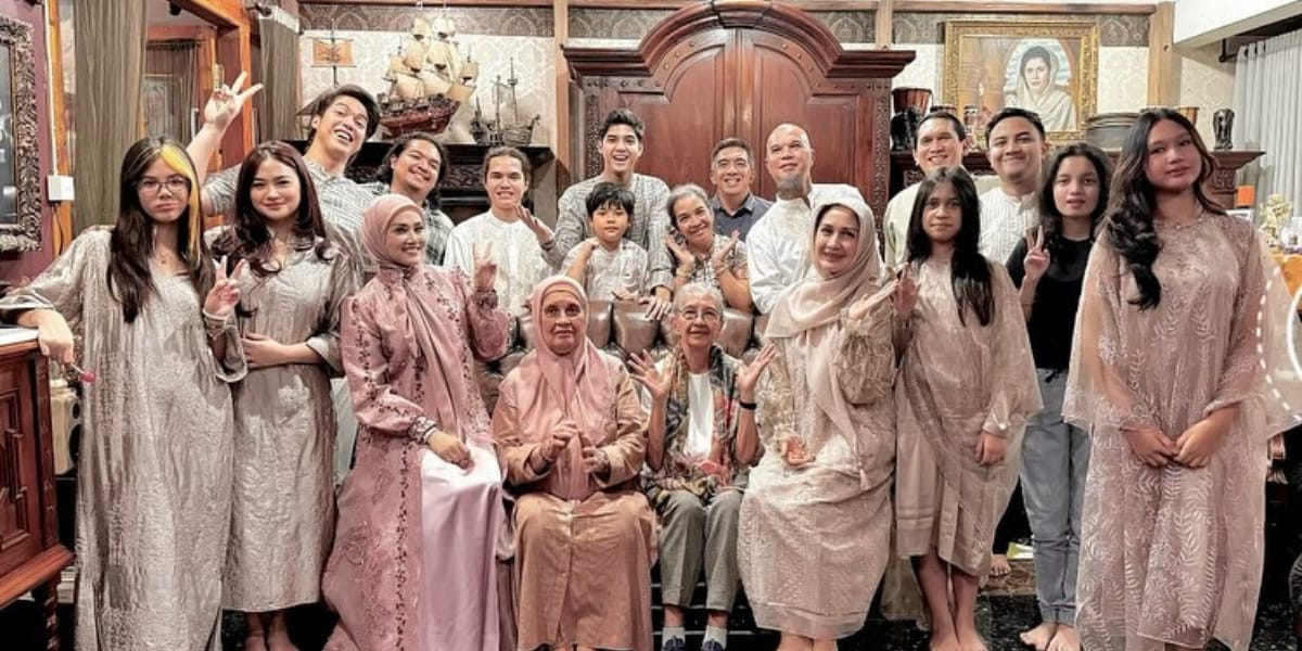 Portrait of Mulan Jameela and Ahmad Dhani Celebrate Eid with Extended Family, Harmonious with Matching Outfits