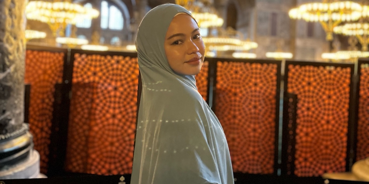 Portrait of Singer Rara in Turkey, Showcasing the Beauty of Galata Tower at Night