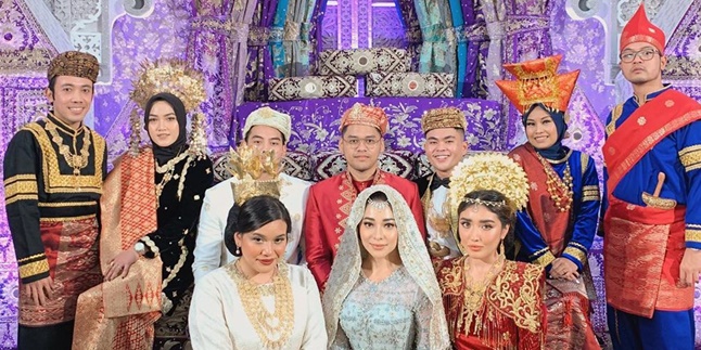 Portraits of Bridesmaids and Groomsmen at Nikita Willy's Night Bainai Procession, Elegant and Handsome in Traditional Minang Attire