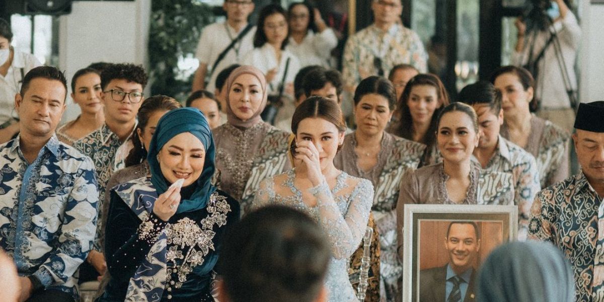 Portrait of Reza Artamevia and Angelina Sondakh Attending Aaliyah's Engagement - Thariq