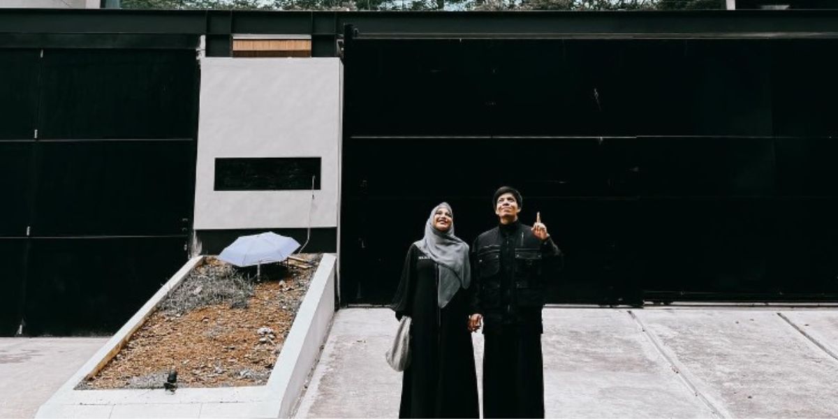 Portrait of Aurelie Hermansyah and Atta Halilintar's New House, Front Ornament Mistaken for a Grave