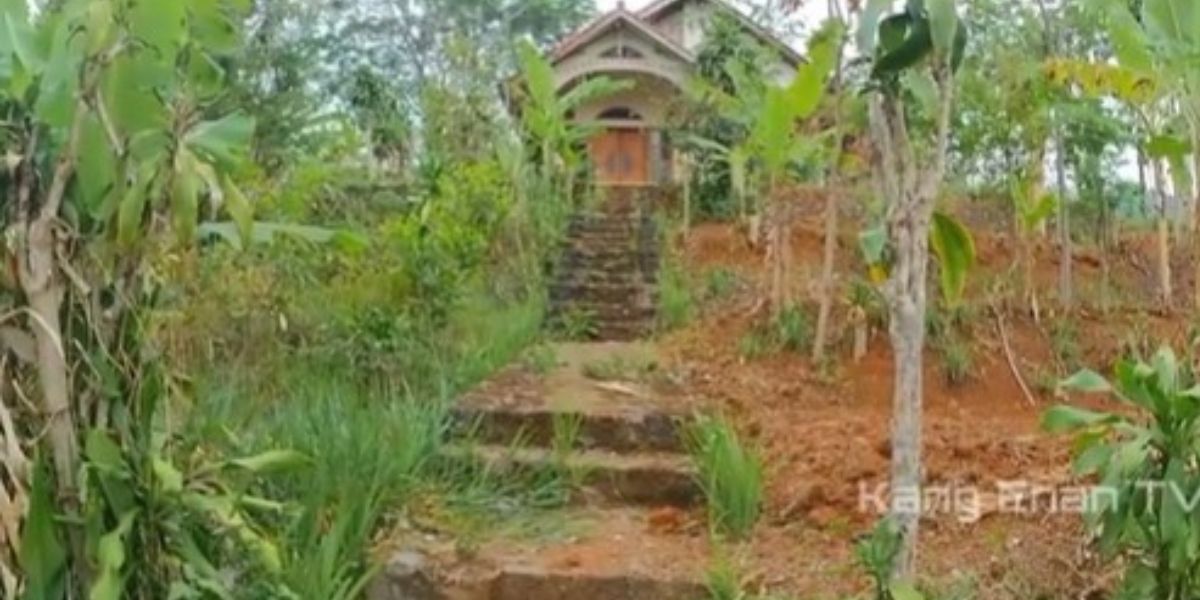 Portrait of a Simple House in the Middle of Tegalan Allegedly Belonging to Isye Sumarni, the Actress of Emak Preman Pensiun, Said to be Abandoned and Not Inhabited for a Long Time