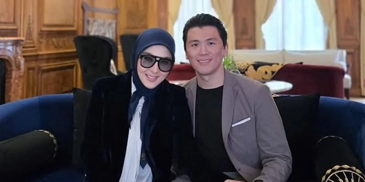 Portrait of Syahrini and Reino Barack Enjoying a Luxurious Breakfast in the Tea Plantation