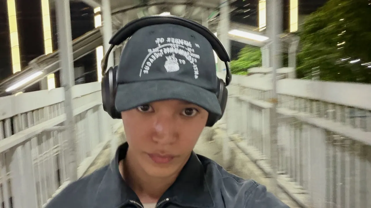 Potret Taeyong NCT Menyusuri JPO Jakarta, Temani Kucing Saat Jalan Sendirian
