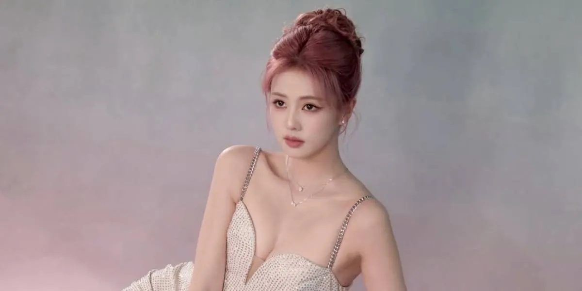 The Latest Portrait of Bai Lu with a New Hair Color, Even More Beautiful with Diamond-like Visuals
